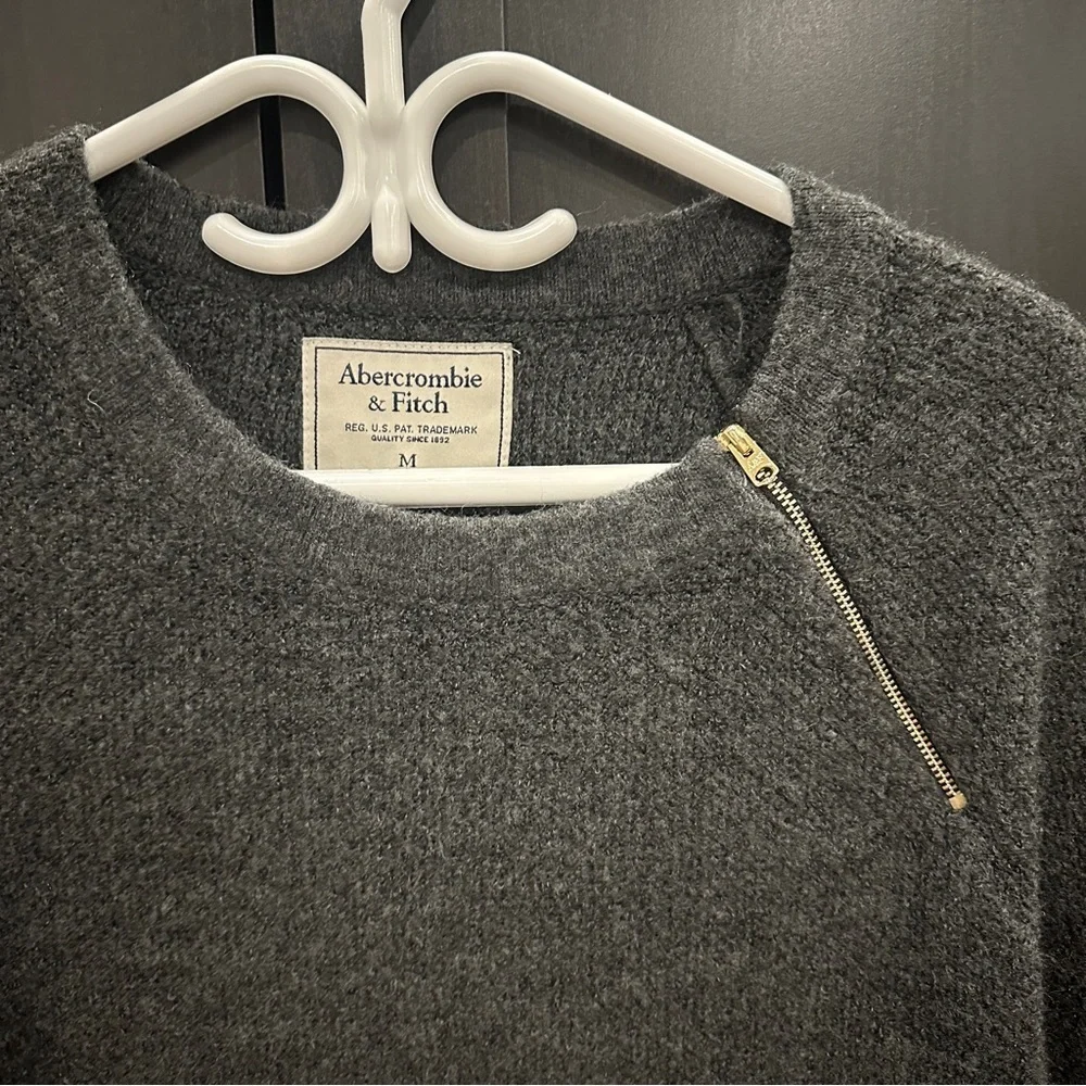 Abercrombie & Fitch Charcoal Gray Sweater with Gold Zipper Size Medium Women’s - Picture 2 of 6